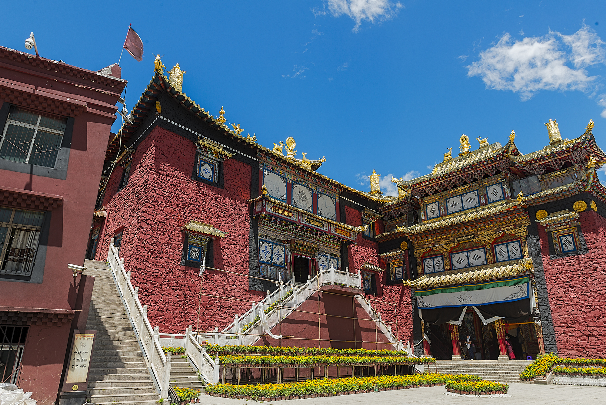 原创秒杀大昭寺的金川观音寺,有人在朝圣的路上已走了9天