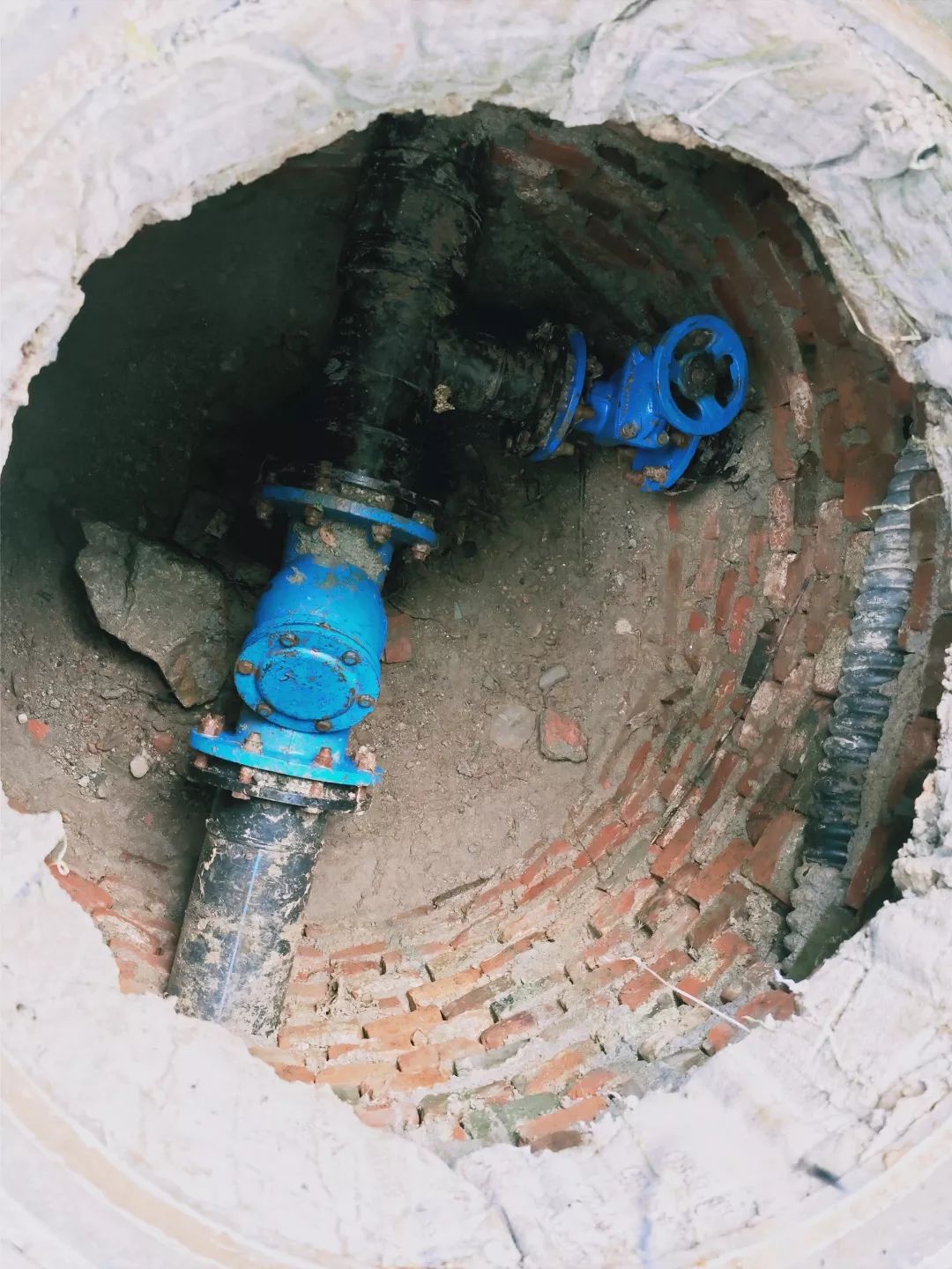 为了解决居民的用水问题,供水公司修建了排泥井,定期对供水管网进行排