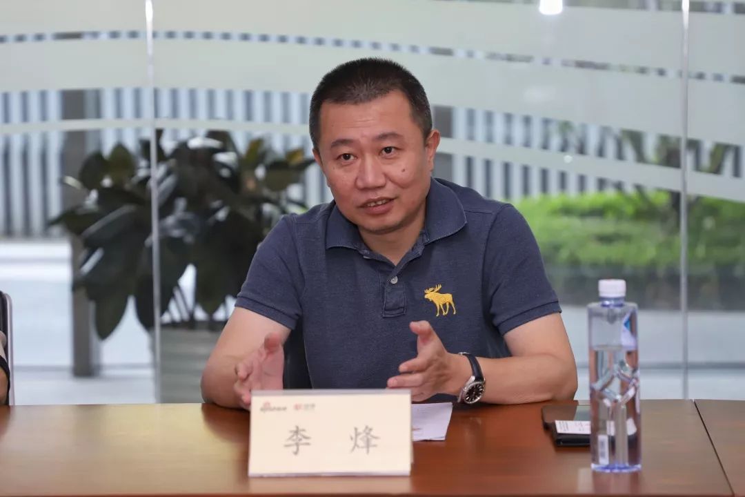 李烽向马雷一行表示热烈欢迎,并介绍了新浪网的主要业务发展情况.