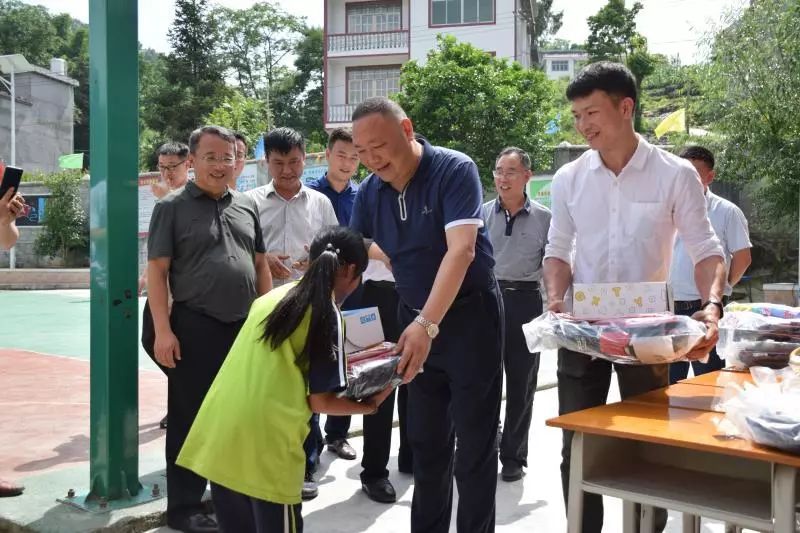 沿河县人民政府县长何支刚给孩子送礼物