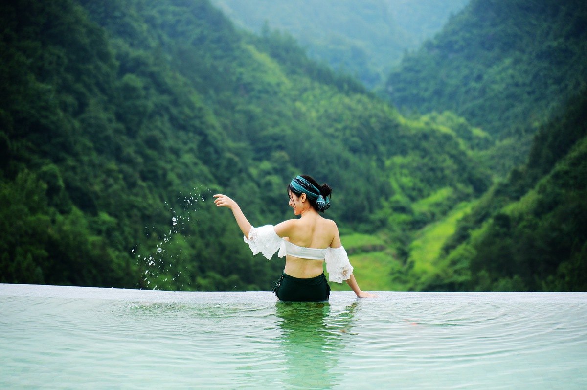 张家界五号山谷又在田里搞事还有美女在泳池围观