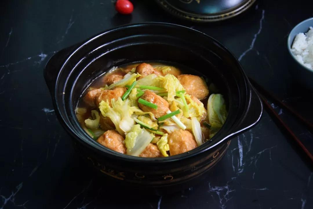油豆腐不要只用来炖白菜了,和它搭配在一起,比涮火锅还要好吃!