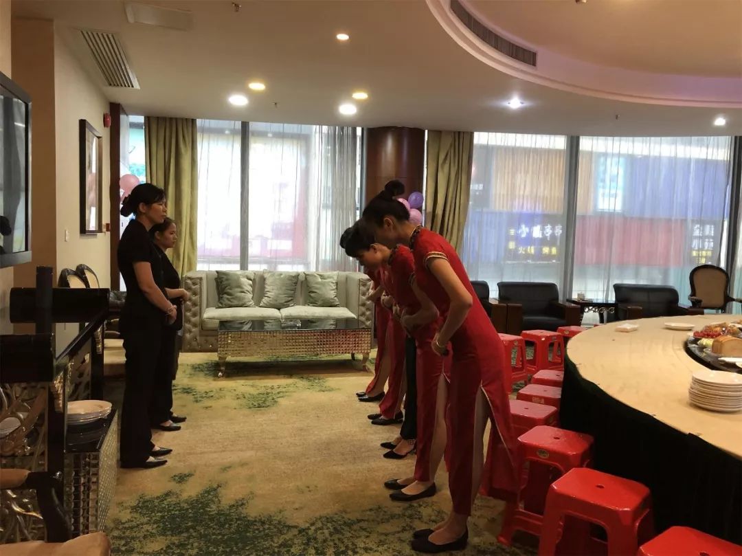 御景假日酒店开展2019年第三期员工礼仪礼貌,业务技能
