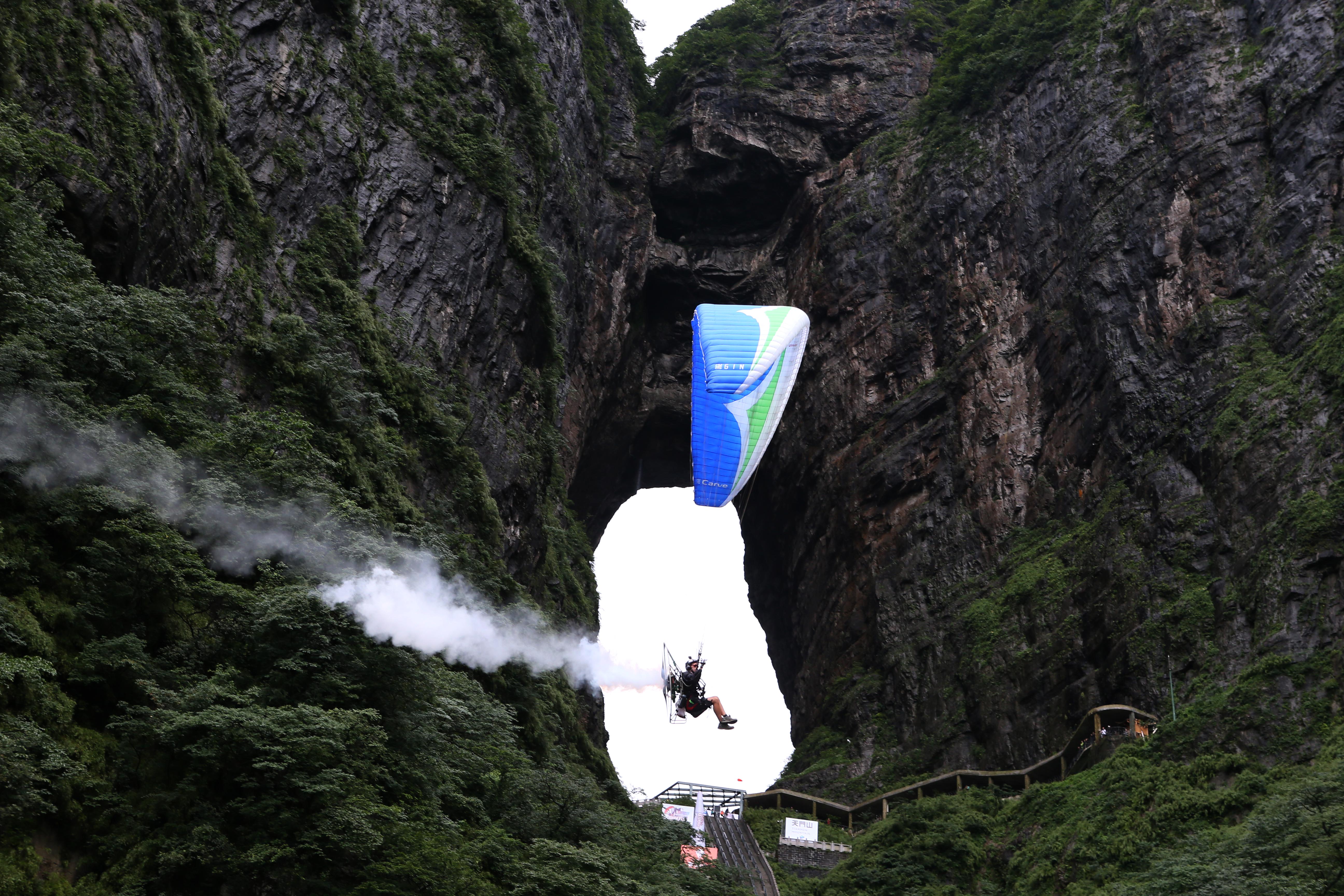 张家界(湖南,2019年6月30日"穿越天门"6月29日,选手在穿越天门洞竞速