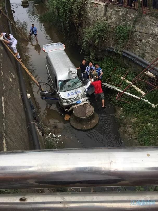 惨!江油双河镇一面包车冲出河道,车头都撞变形了