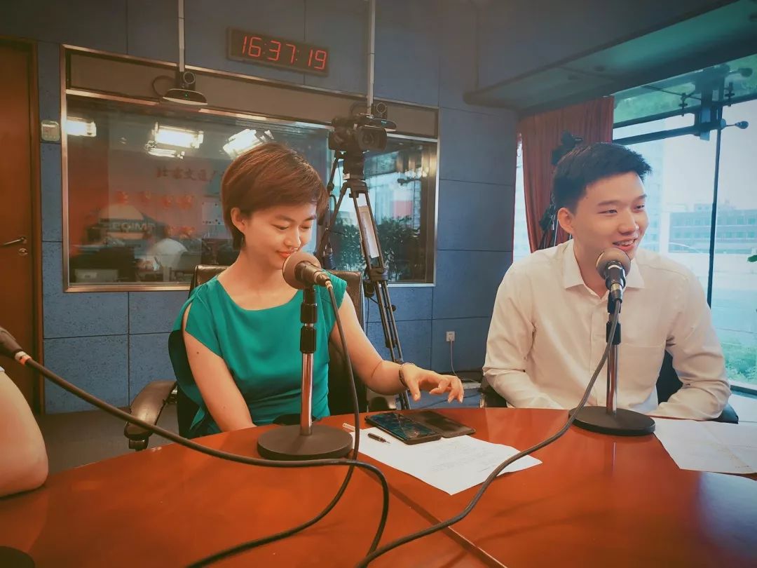 直播于当天下午16时正式开始,首先,著名主持人刘甜甜(上图左二)《公