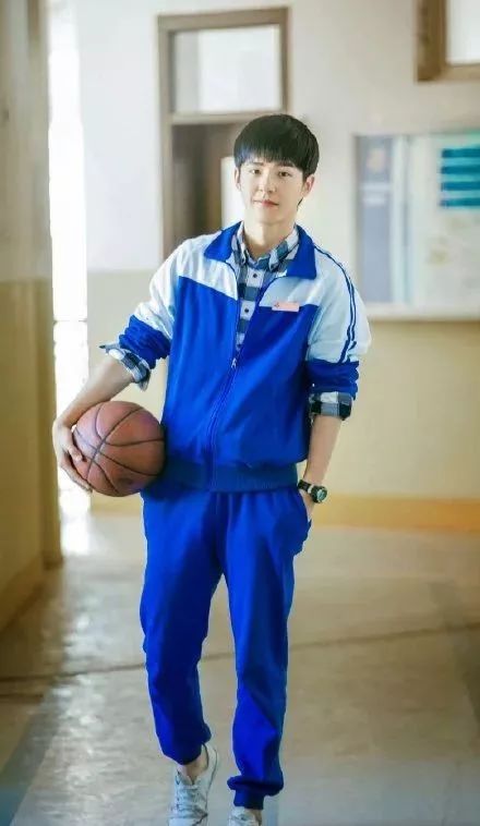 快30岁谭松韵靠丑哭的校服圈粉?百年前校服时