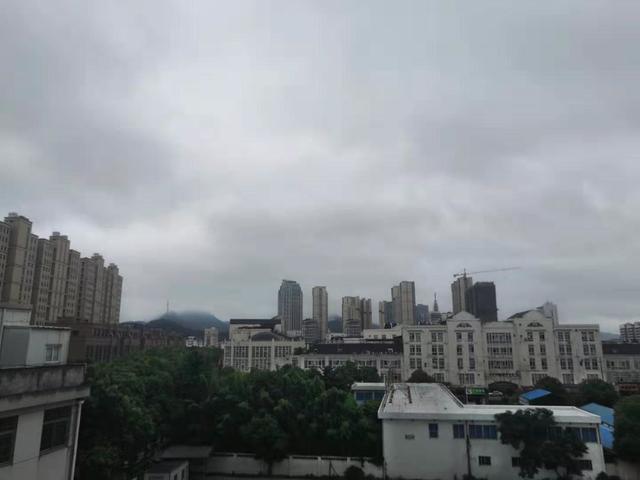 奉化天气 今天白天我区云系较多 中午前后在短时阵雨的助力下 气温