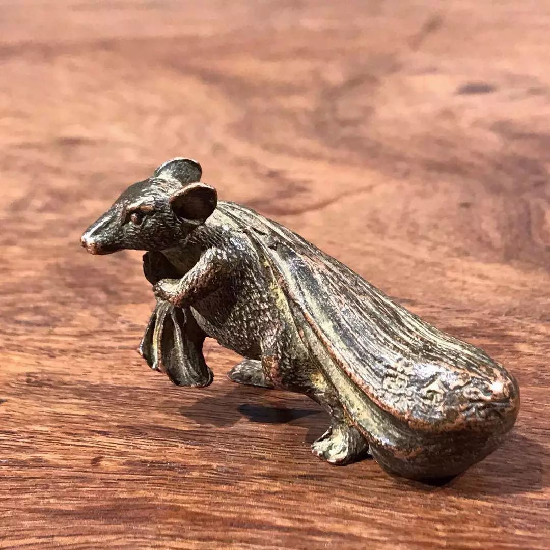 用之美—-龙鼠同台保平安 ▎雕刻老鼠和祥龙的玉器