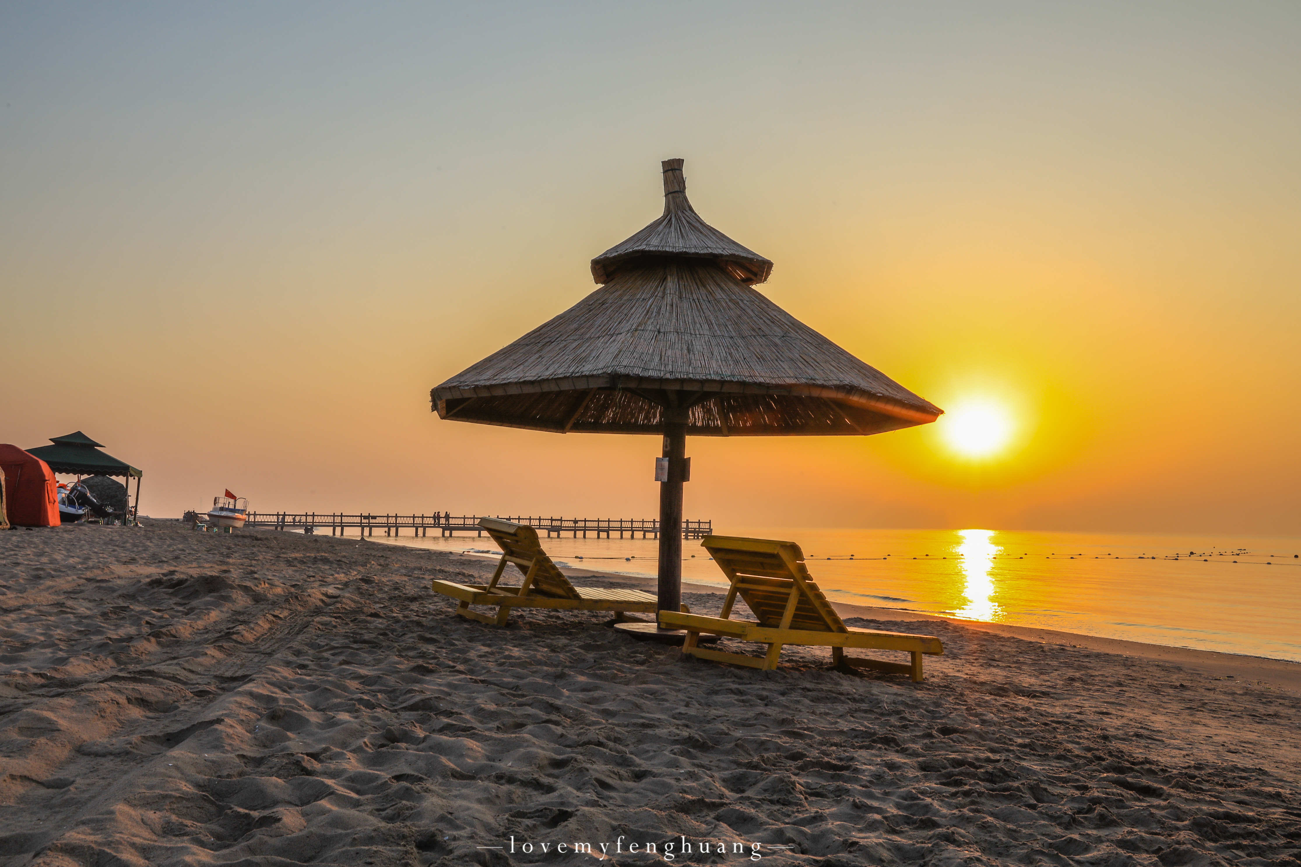 来海边度假,怎么能错过日出日落这样绝美的风景,夏天的日出时间大概