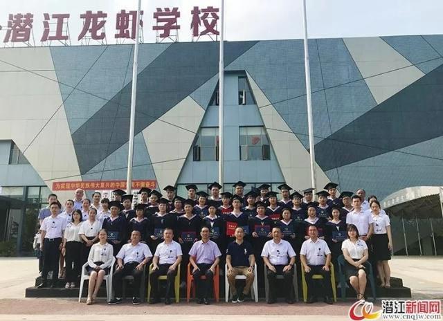 6月27日,江汉艺术职业学院潜江龙虾学院毕业典礼举行,35名2017届小