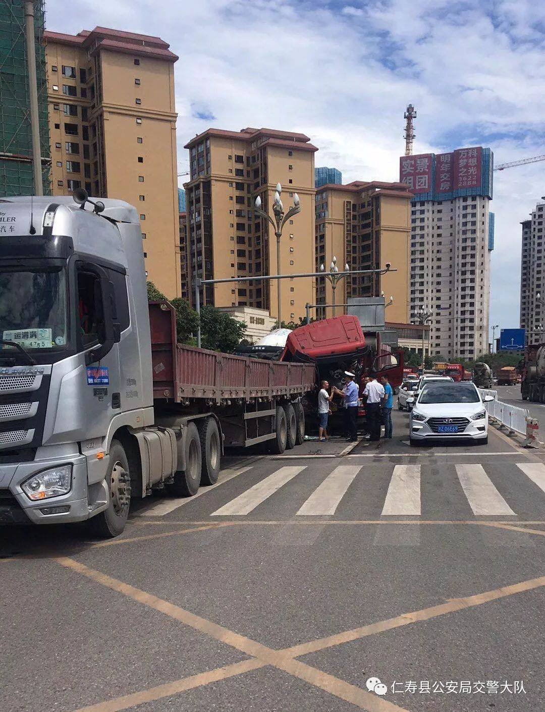 在眉山市仁寿县陵州大道怀仁路口突发一起货车事故,货车驾驶员受伤并