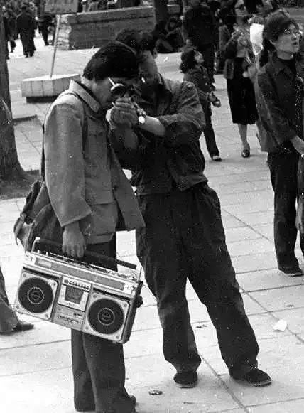 上世纪八十年代翠湖公园里蹦迪的年轻人 据说伴奏录音机里播放的是