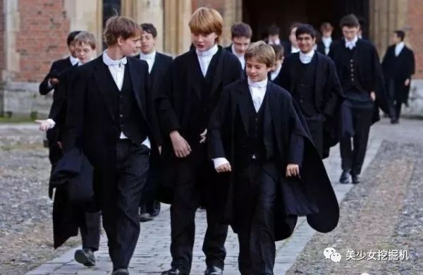 快30岁谭松韵靠丑哭的校服圈粉?百年前校服时