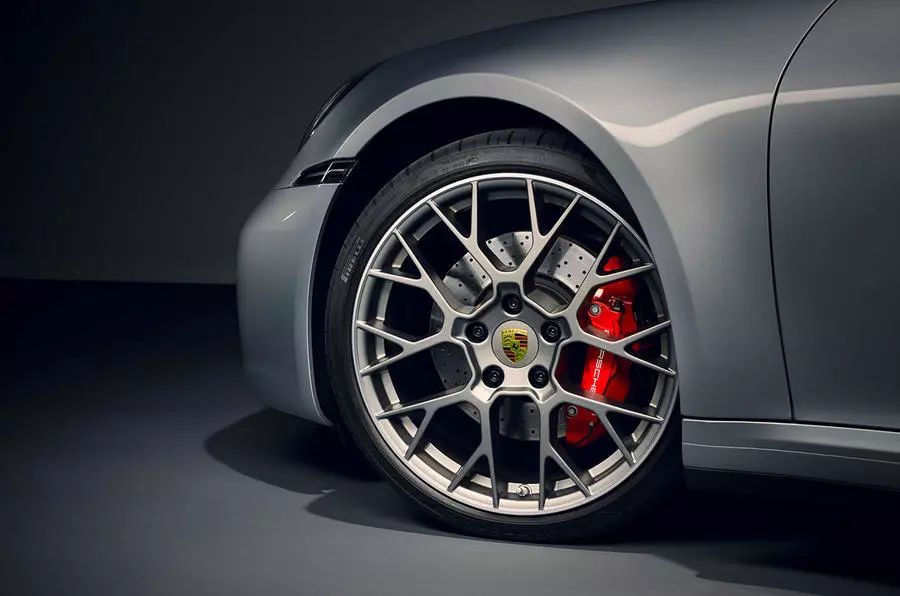 跑车轮胎最宽的是多少 80bea4c70657401297f8d832167d4fb0.jpeg