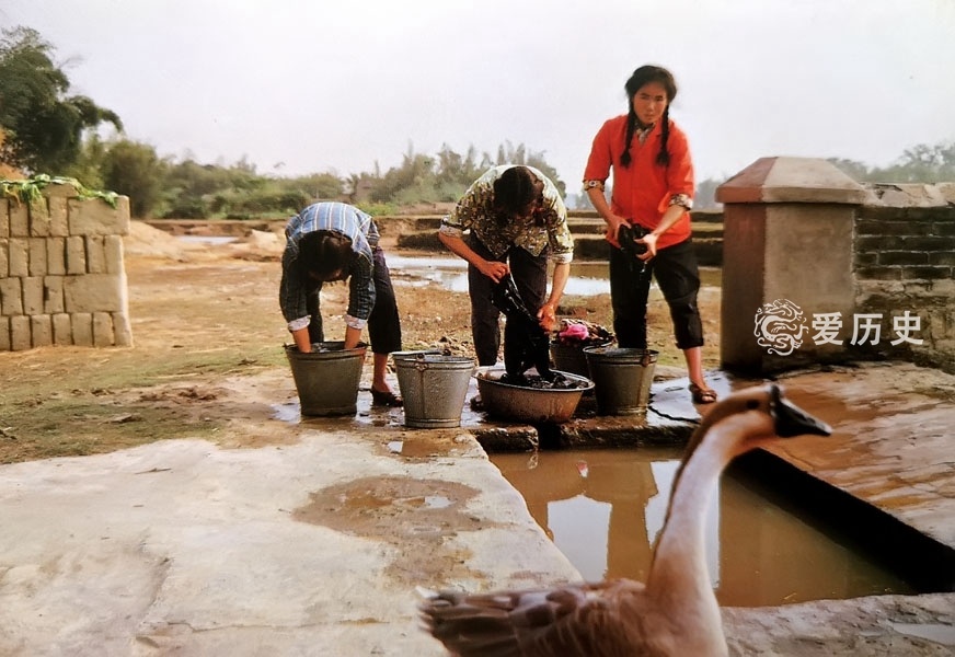 七十年代末宾阳城乡珍贵彩照 戴着红领巾的孩子是街上最靓的仔