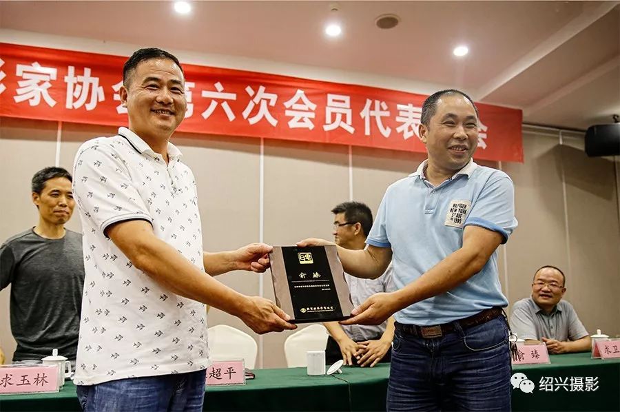 新昌县摄影家协会换届俞臻等被聘为名誉主席吕跃兵当选主席