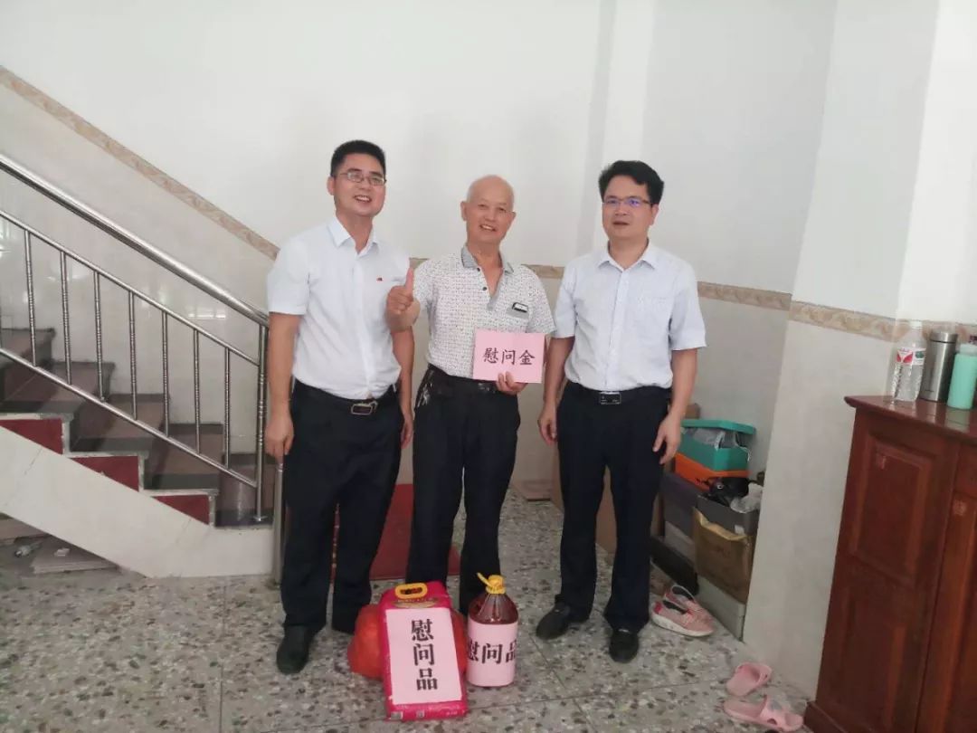 图为博白联社党委副书记宾能松(右一)慰问老党员慰问组鼓励老党员要