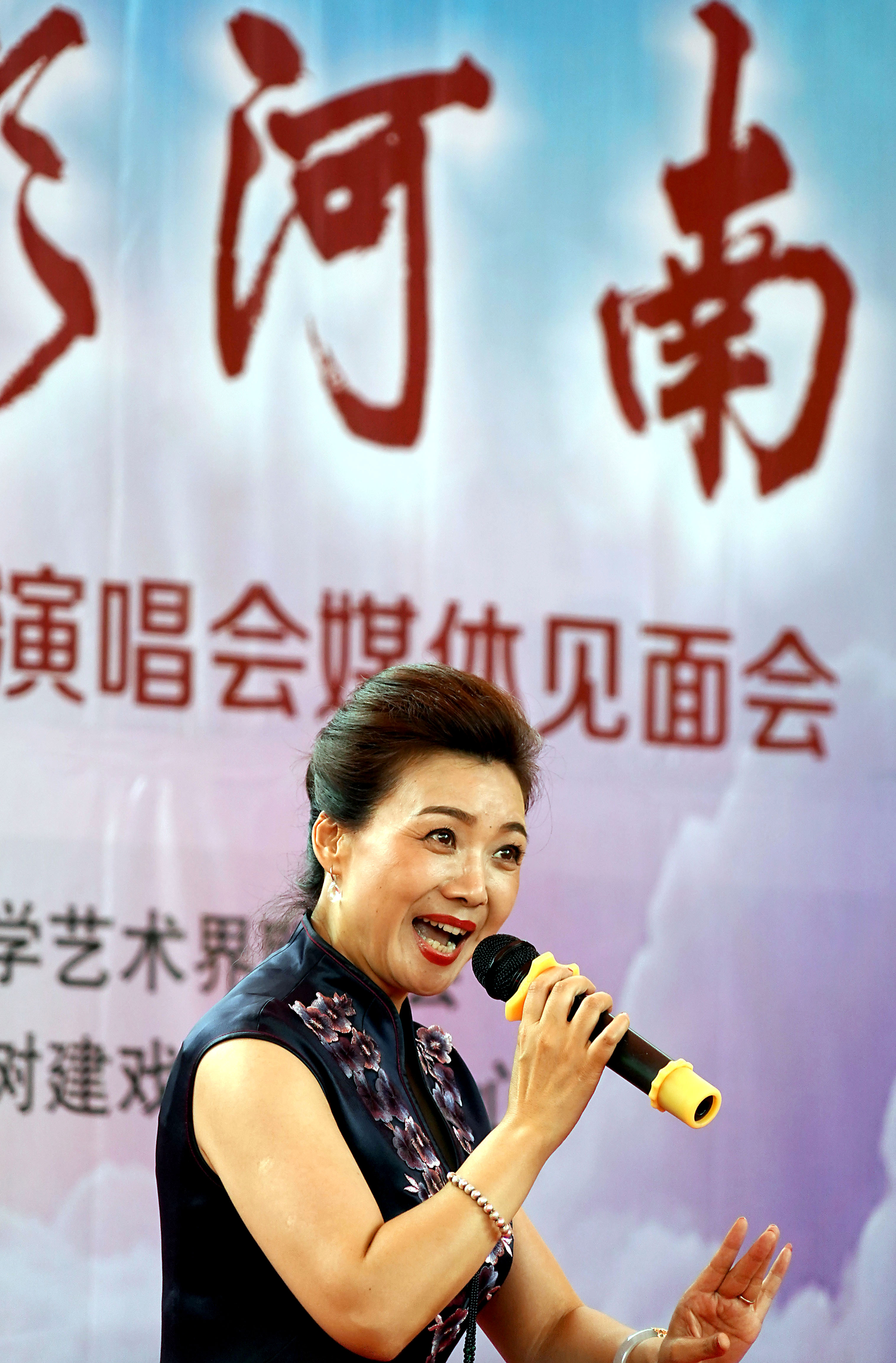 6月30日,曲剧演员刘艳丽在表演《风雪配》选段.新华社记者 李安 摄