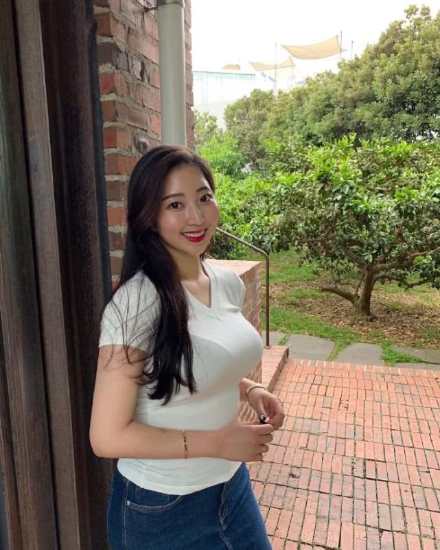 街拍微胖美女的日常简约风格穿搭牛仔裤搭白t更时尚