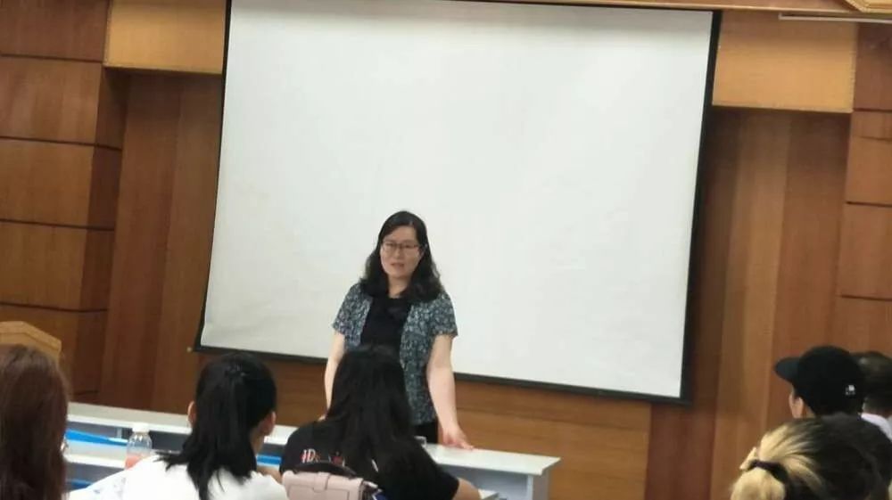 珠宝学院张荣红院长介绍学院情况
