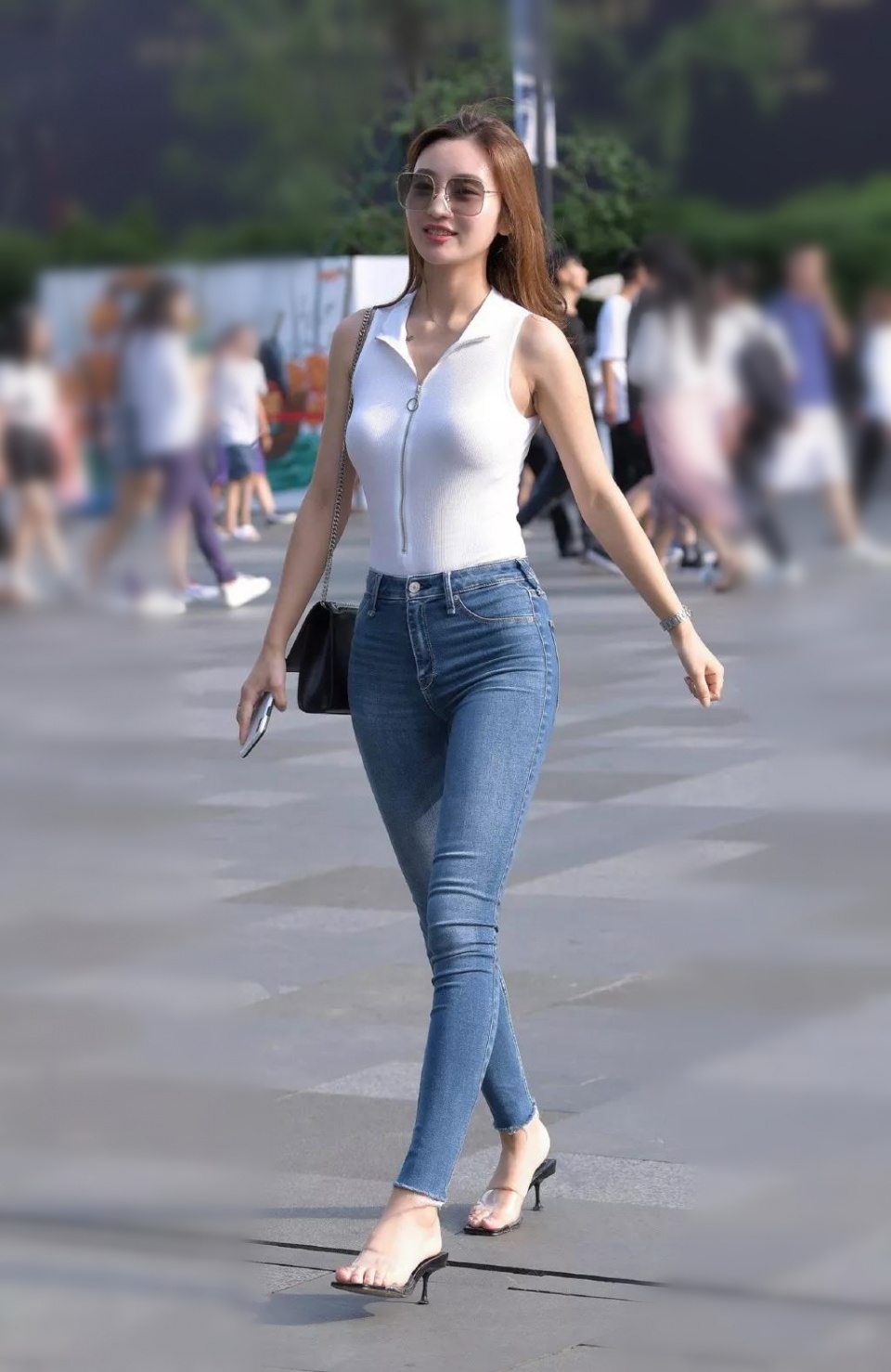 街拍:紧身无袖衫搭紧身牛仔裤女孩,身材属实极品