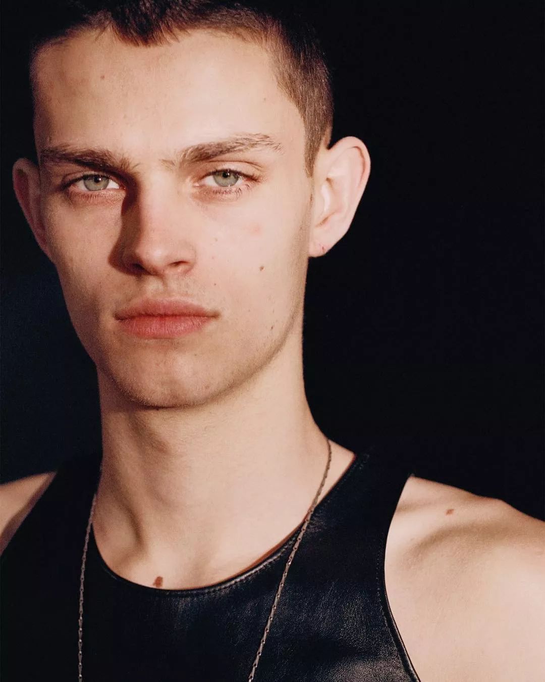 肌肉男孩围着浴巾走秀,这场秀我可以尬吹十万