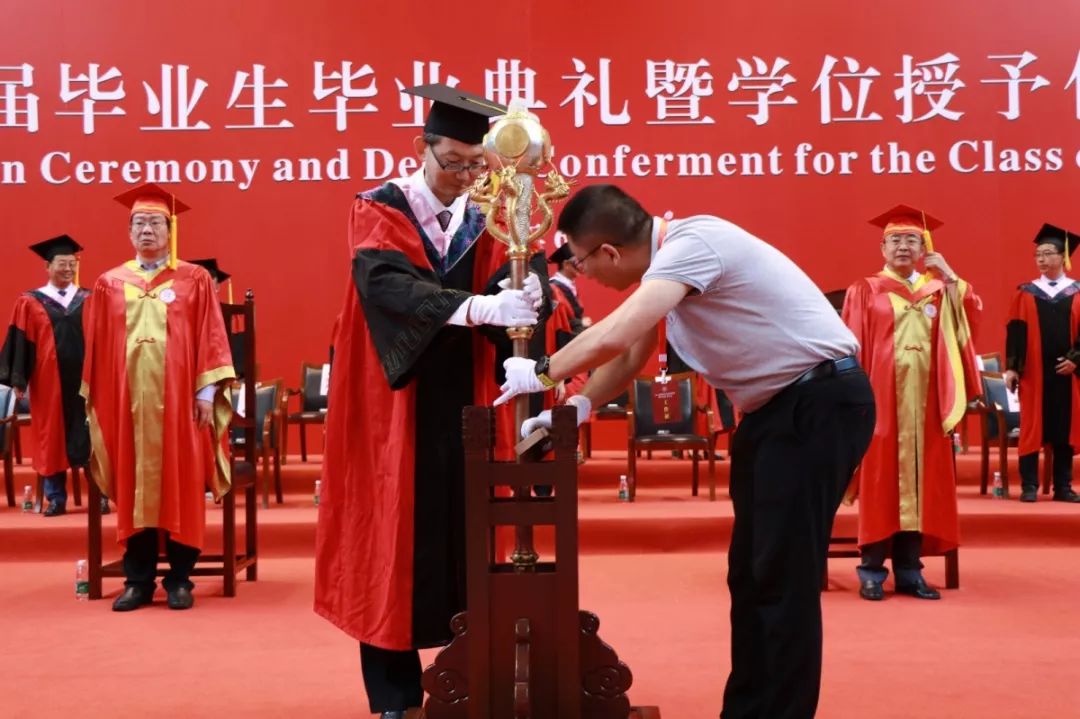 仪式学位授予仪式是庄严的所有刻苦努力和不懈奋斗终于在这一刻开花结果