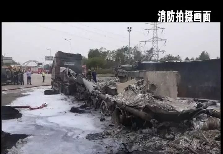 唐山一地发生惨烈事故3辆车起火司机当场死亡