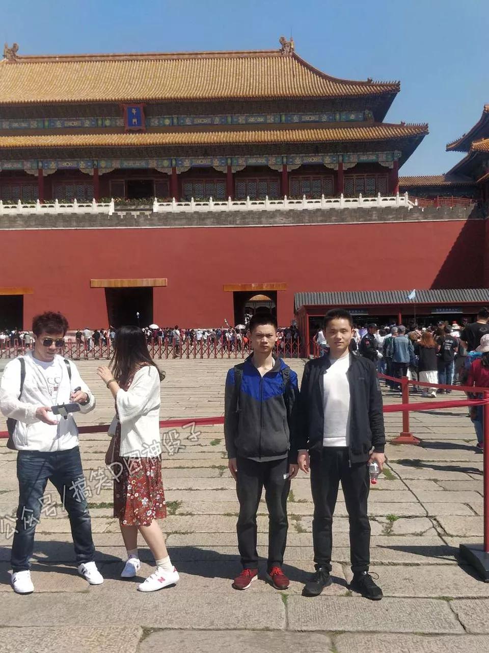 搞笑ps:求大神帮我把这对情侣p掉,别让我们看起来太尴尬
