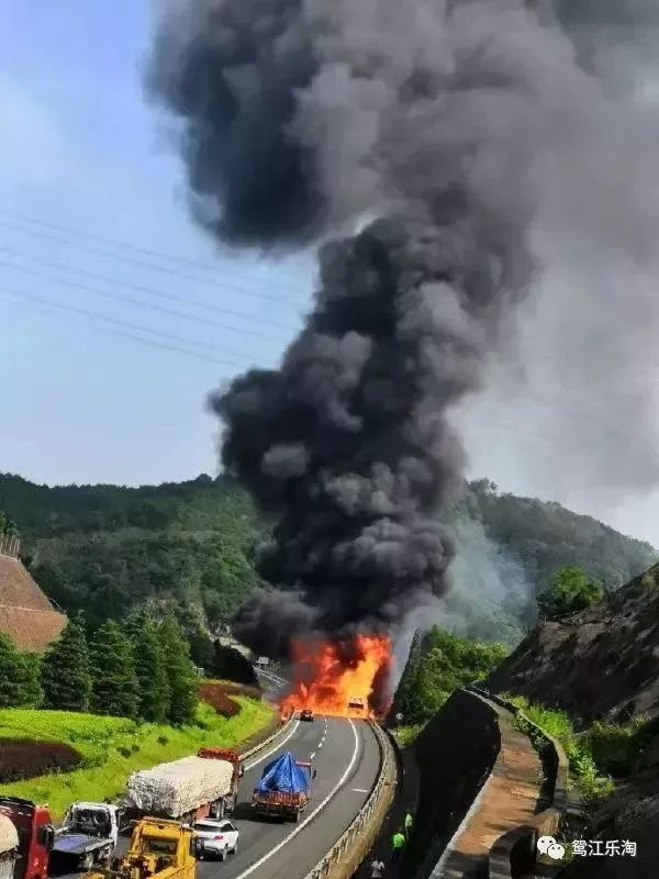 疯传梧州的南宁马山高速隧道发生爆炸事件所有车全被烧真相来了