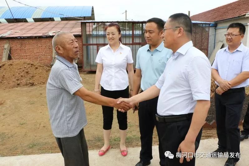 座谈会之前,调研组一行走访慰问了永富村张显强,孟