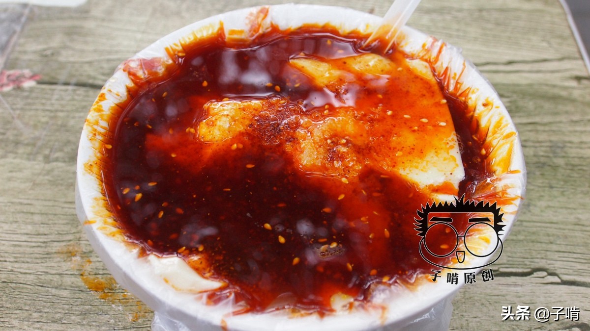 乾县豆腐脑加满辣椒油,老板说要全部戳碎,这样才是正宗吃法?