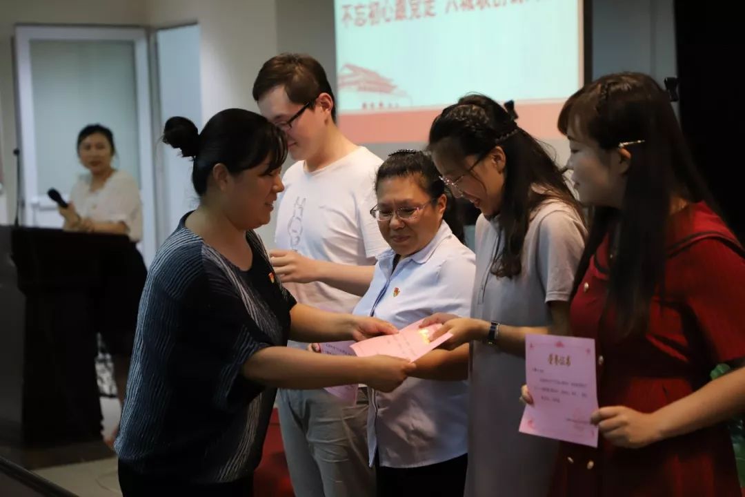 湘江中学党支部开展以"不忘初心跟党走,六城联创铸辉煌"为主题的庆"