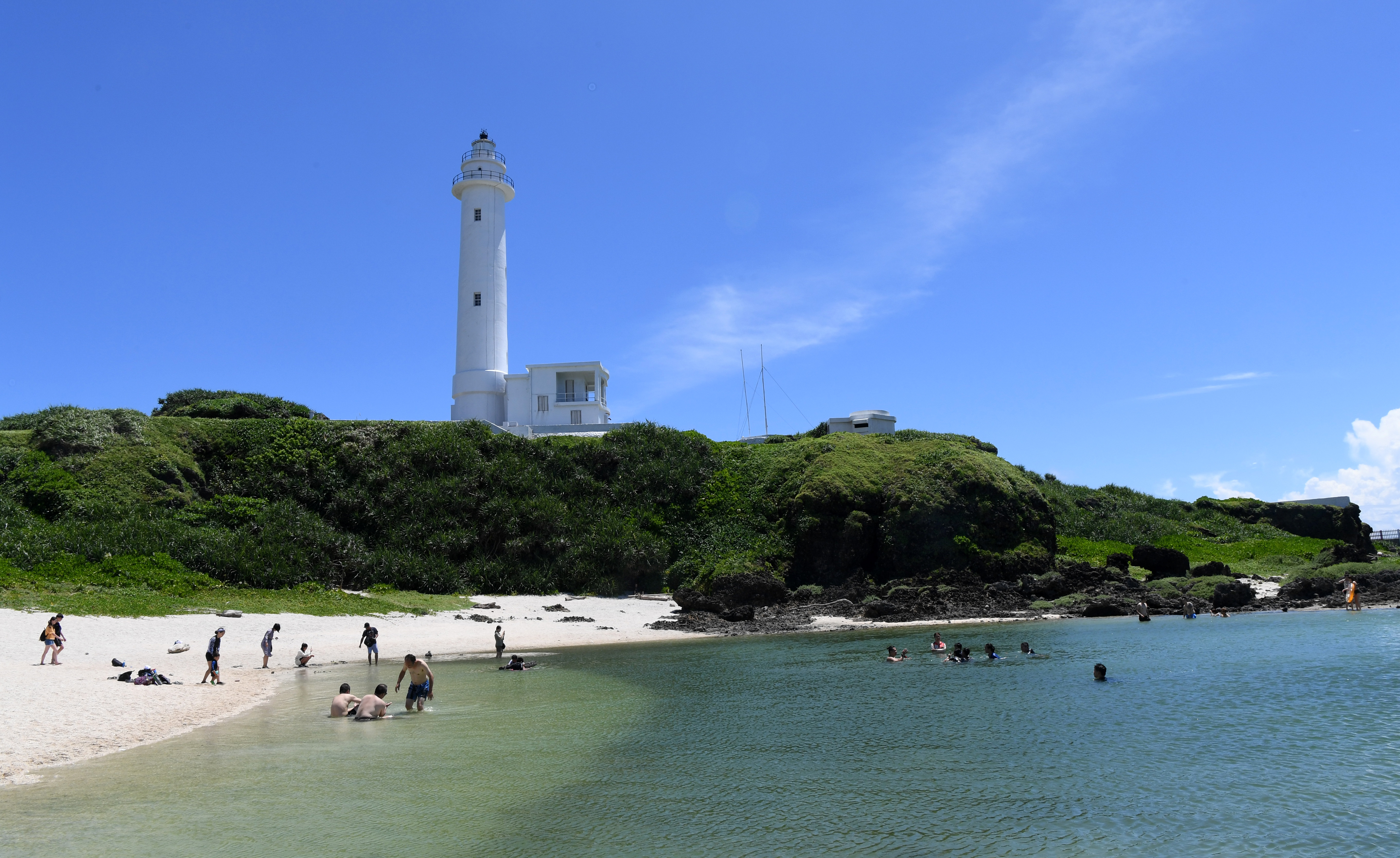 6月29日,游客在台湾绿岛海岸边游玩.