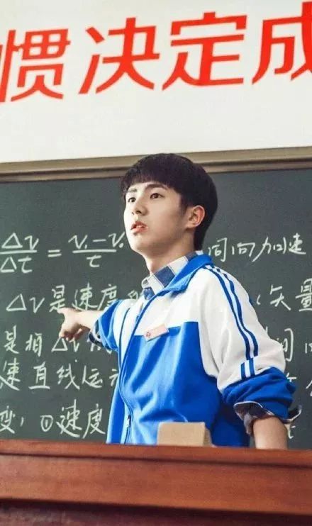 快30岁谭松韵靠丑哭的校服圈粉?百年前校服时