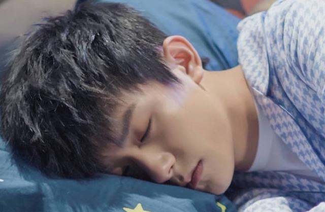 明星睡颜大PK,王俊凯姿势随意暴露双下巴,她面