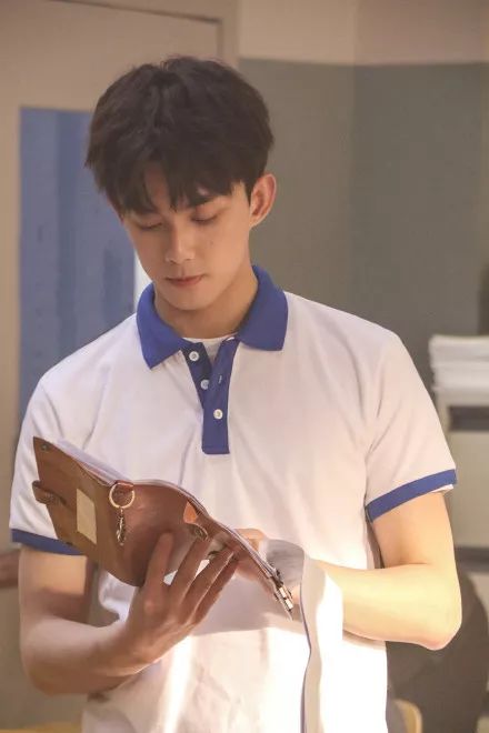 快30岁谭松韵靠丑哭的校服圈粉?百年前校服时