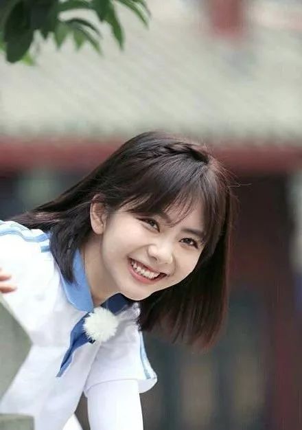快30岁谭松韵靠丑哭的校服圈粉?百年前校服时