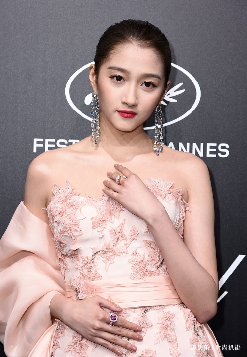 关晓彤与艾丽·范宁破次元同框,仅相差1岁,女神和美少女的差别 og视讯电子棋牌