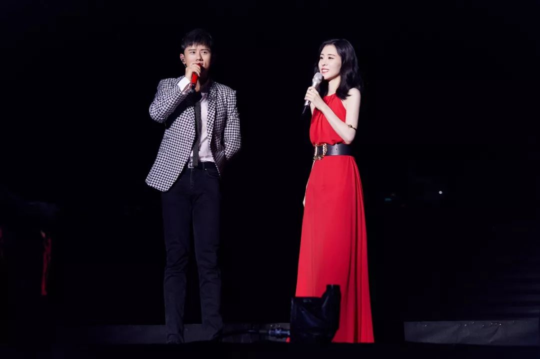 原创张杰和张碧晨又在演唱会唱歌不惧流言两人再次同台