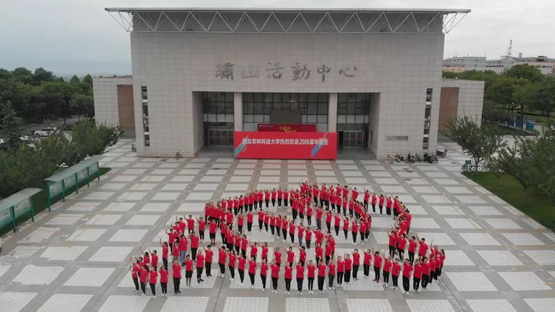 今天正当燃全国高校开展多种活动庆祝党的生日