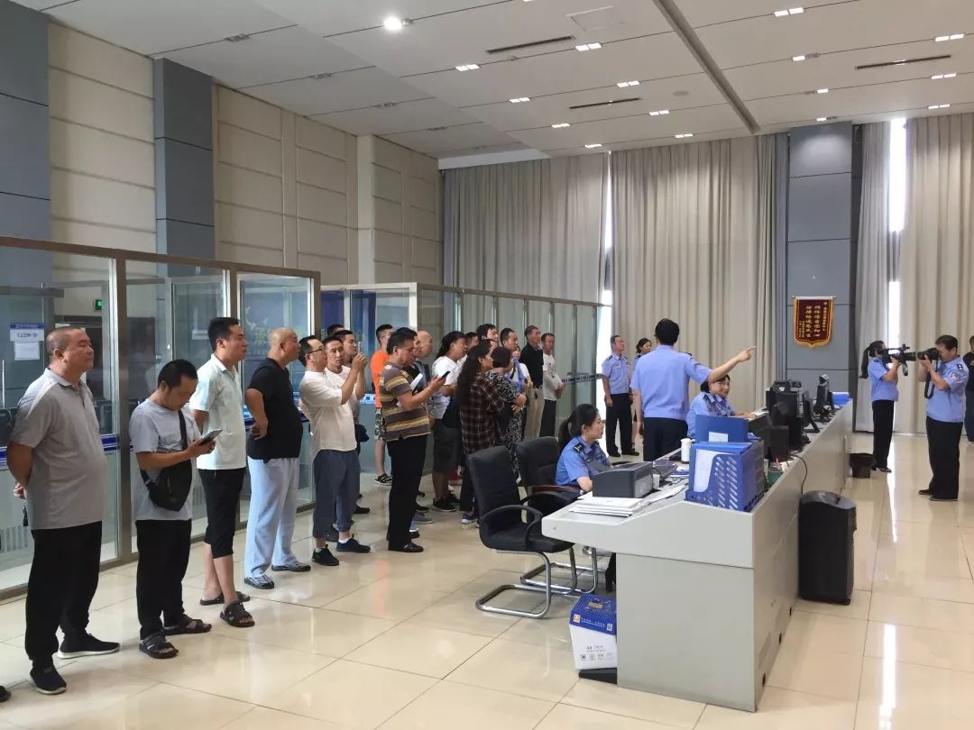 的哥的姐”受邀到市交警支队指挥中心观摩违法取证过程 sunsunbet官网开户