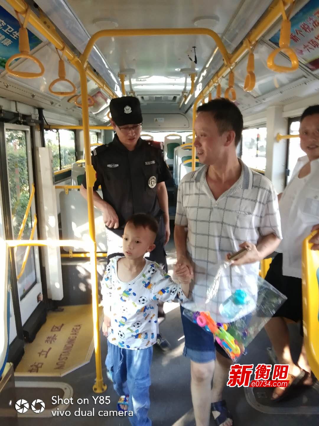 点赞!男童乘公交走失 好心司机报警帮找回家长 黄色影片