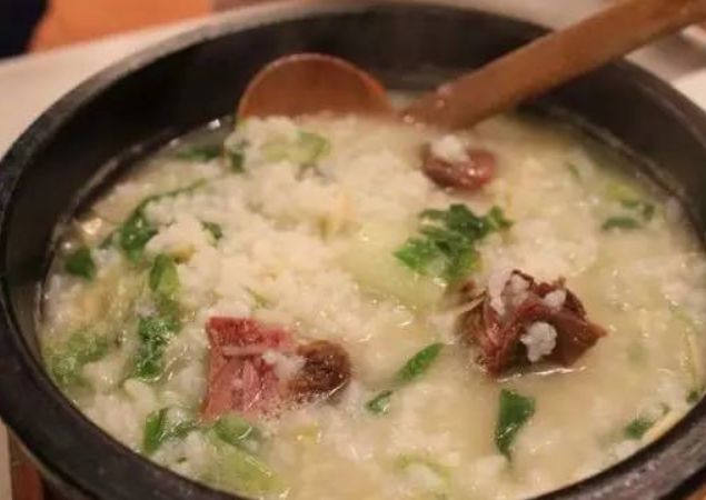                     有种“饭”老人很喜欢喂给孩子吃，不仅没营养，还会损伤孩子发育