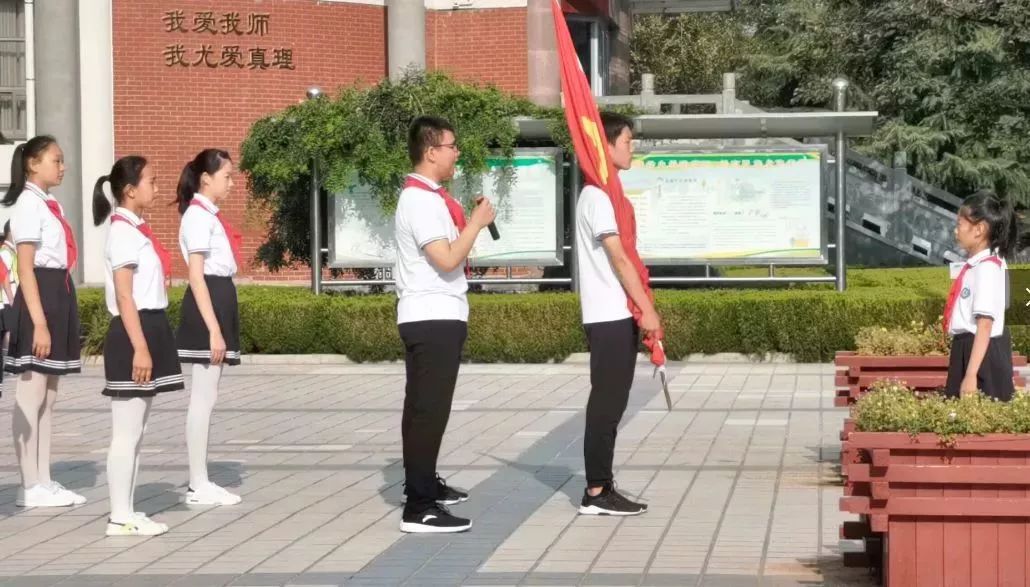 我是国旗护卫队队长李运渊,今天我们将这面光荣的旗帜交给你们,希望