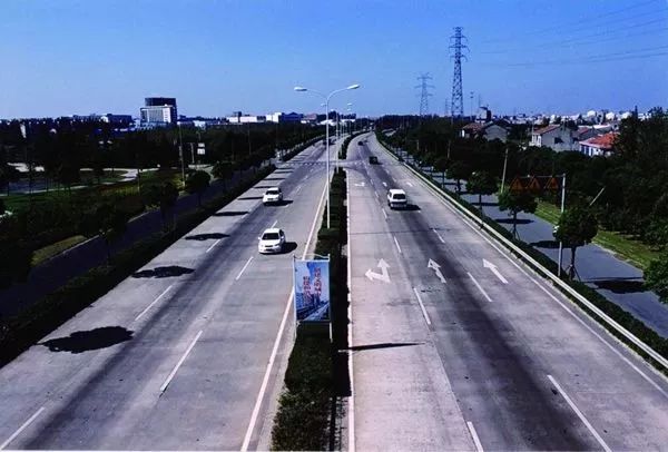 1994年时,宁镇公路还是一条只有9米宽的沥青路面公路,但日均车流量却