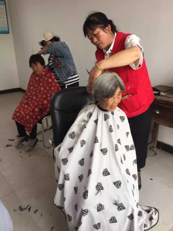 红马甲”成了村镇一道亮丽风景!昌黎县安山镇百余名村民自发成立爱心团队 fg游乐电子官方网站