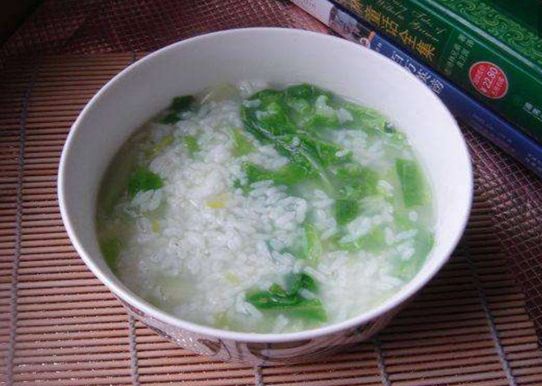                     有种“饭”老人很喜欢喂给孩子吃，不仅没营养，还会损伤孩子发育