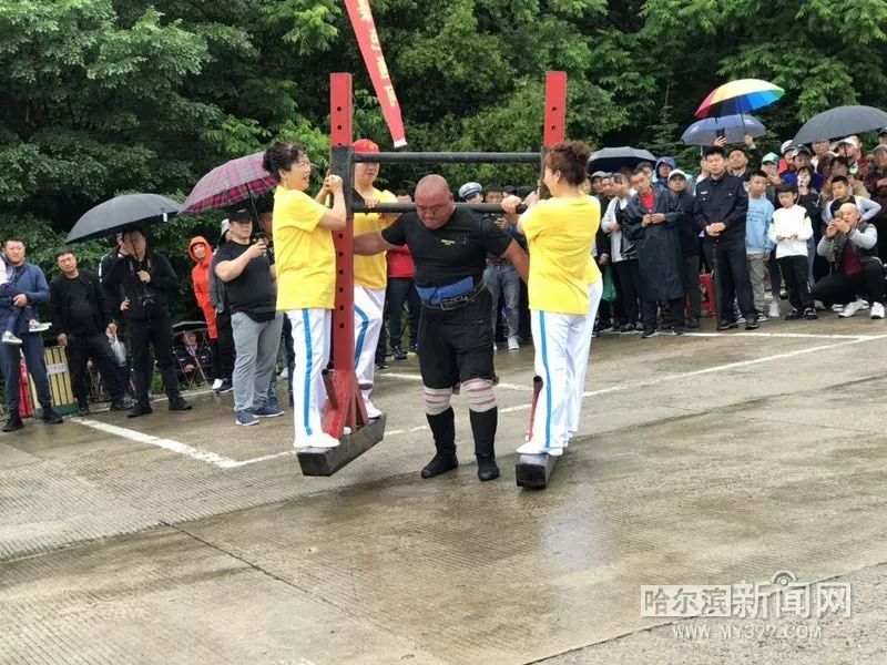 拉车举鼎翻轮胎丨多名大力士亮绝活儿